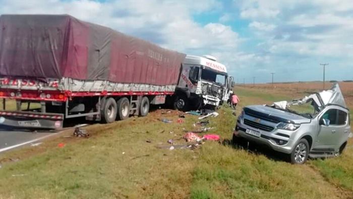 En La Ruta 7 Dos Personas Murieron En Un Choque Frontal Entre Un Camión Y Una Camioneta 2533