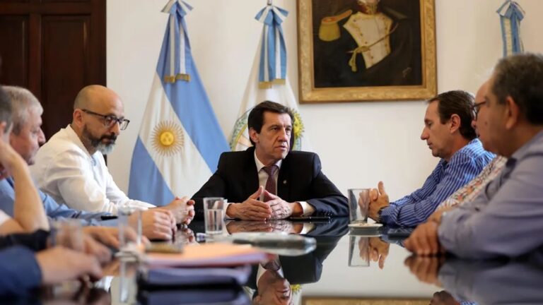 El Gobernador con funcionarios de Infraestructura