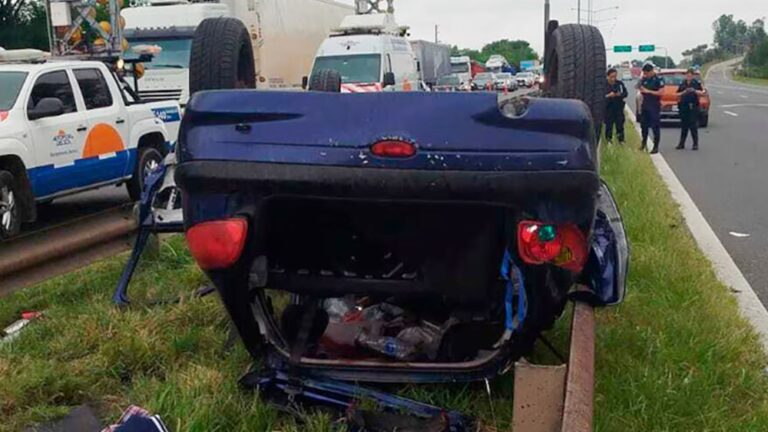 Hinchas de Racing volcaron en la Panamericana