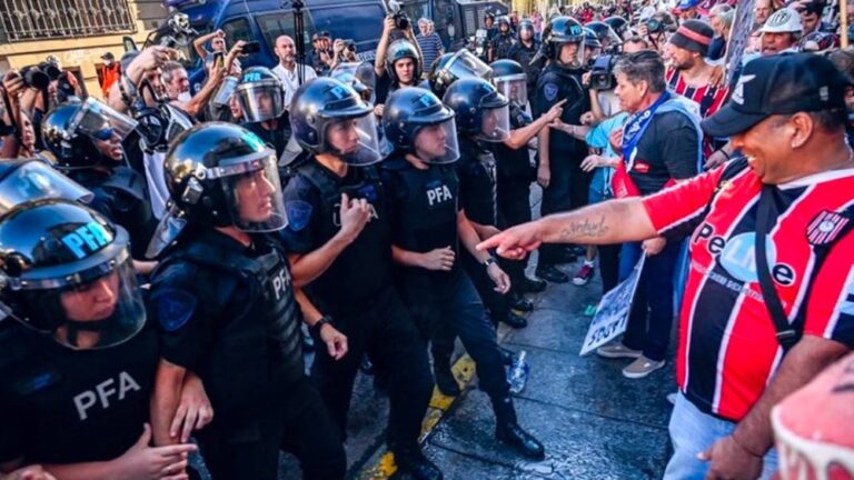 Barras bravas con jubilados